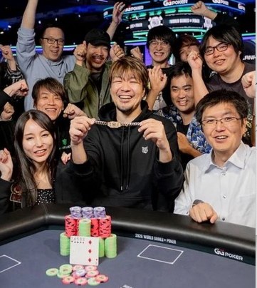 WSOP 2026でブレスレットを掲げるKoji